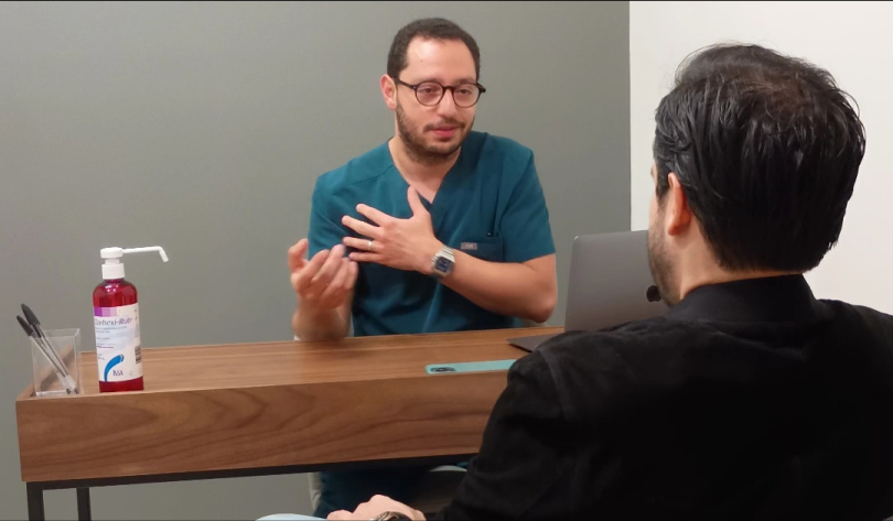 Doctor atendiendo a un paciente