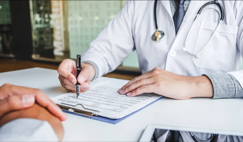 Médico revisando estudios